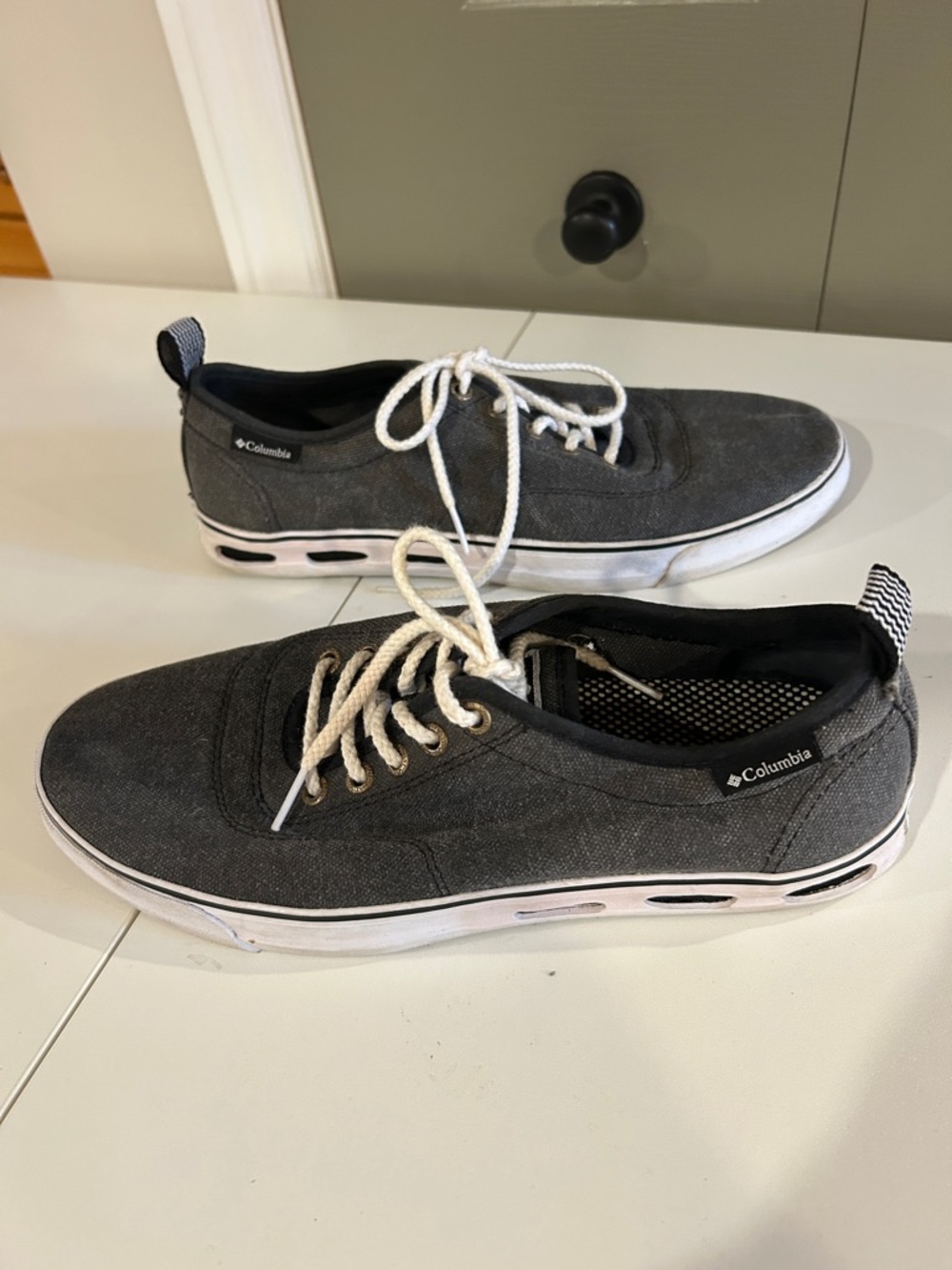 Columbia Men's Charcoal Gray Canvas Low-Top Sneakers with White Laces - Picture 4 of 9